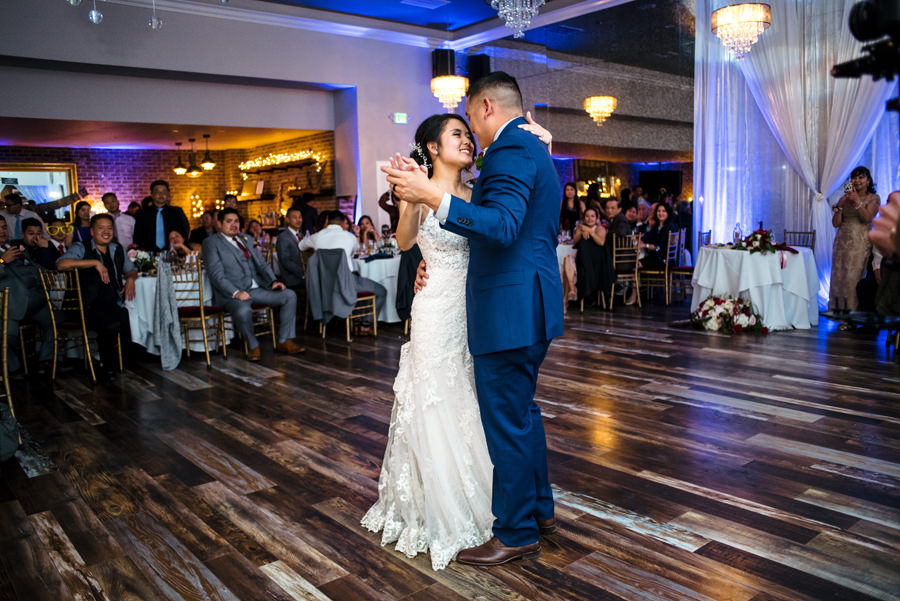 A newly wed danced their first dance